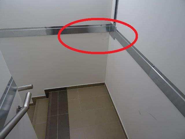 PP objektu Petržílkova 9 foto /133/ Výskyt vlhkostních poruch v prostoru pod schodištěm v úrovni 2.