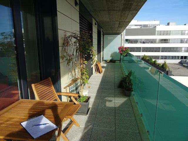 foto /143/ Pohled na balkon BJ 581 foto /144/ Uvolněné dlaždice na balkonu BJ 581 7.