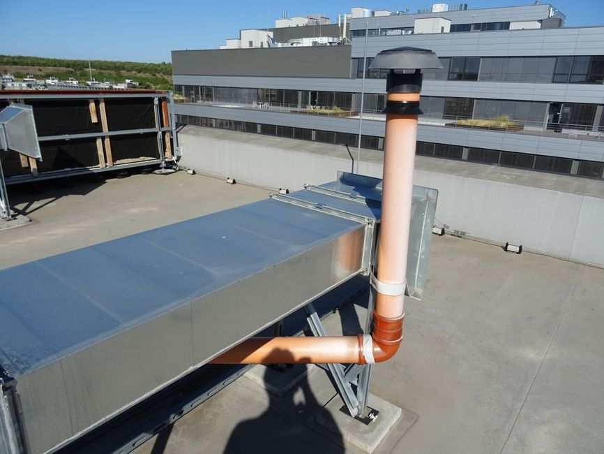 foto /167/ Degradace potrubí odvětrání vlivem UV záření foto /168/ Degradace potrubí odvětrání vlivem UV záření Potrubí