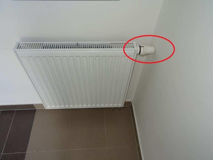 foto /180/ Kolize termostatické hlavice otopného tělesa se stěnou foto /181/ Kolize termostatické hlavice otopného tělesa se stěnou Na schodišti
