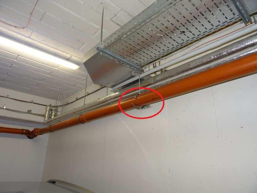 V prostoru 1.PP je uvolněný závěs potrubí kanalizace (foto /203/ ). foto /203/ Uvolněný závěs potrubí v 1.PP V místnosti elektro rozvodny v 1.