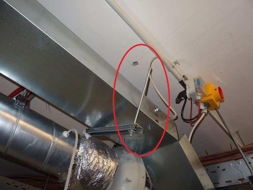 foto /204/ Uvolněný závěs elektroinstalačního kanálu foto /205/ Uvolněná kapilára senzoru tlaku Rozvody vody pod stropem garáže v blízkosti parkovacích míst 204 (foto /206/, foto /207/ ) a 274