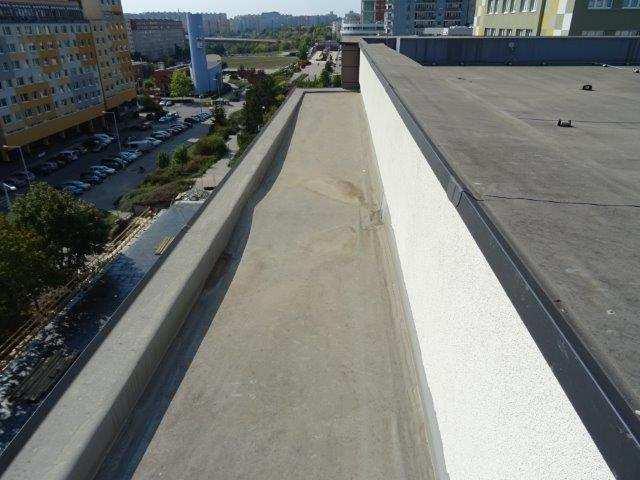 Provedenou kontrolou byly zjištěny opakované netěsnosti ve spojích hydroizolace v oblasti kolem střešního výlezu a dále na stříšce nad balkony (foto /12/ - foto /15/ ).