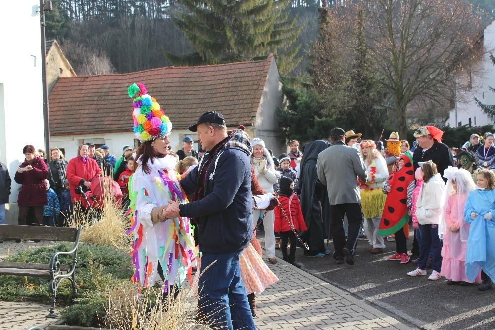 Tou dobou se u hasičské zbrojnice rozezněly hudební nástroje kapely Pozdní sběr, otevřela se vrata hasičárny, vyřítil se medvěd, který za sebou vláčel medvědáře a vypochodovala naše opravdu