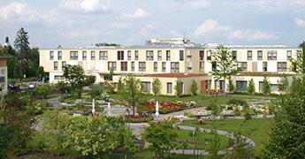 SPECIFIKA IMPLEMENTACE MEZINÁRODNÍCH STANDARDŮ Je vyžadována implementace standardů SeneCura resp. Orpea do prostředí České republiky. Komplikovaná situace, jelikož proces schvalování je vícestupňový.