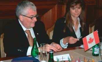 Urychlení administrativy pfii vyfiizování pracovního povolení v Kanadû pro ãeské zájemce bylo hlavním tématem náv tûvy kanadského velvyslance Michaela A.