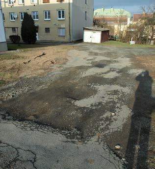 Řidiči musí umožnit chodcům bezpečný pohyb, v případě nutnosti i zastavit vozidlo. Naopak chodci a hrající si děti musí vozidlům umožnit průjezd.