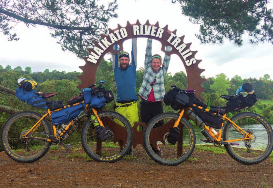 Daška - vystudovaná fyzioterapeutka, milovník map a nyní hlavní šéfkuchař týmu a drsná bikerka, která učí Jakuba, jak se má jezdit. A taky píše skvělé blogy z jejich cest.