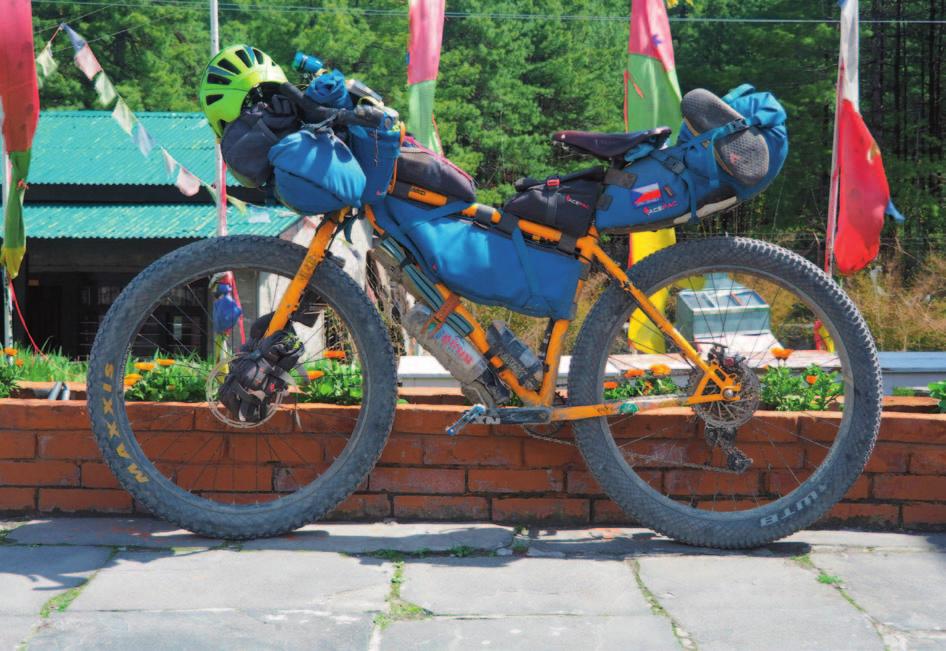 Proč bikepacking na tak dlouhé cestě? Bikepacking nám dává absolutní svobodu ve výběru trasy. Jsme dostatečně lehcí, přesto máme vše, co potřebujeme.