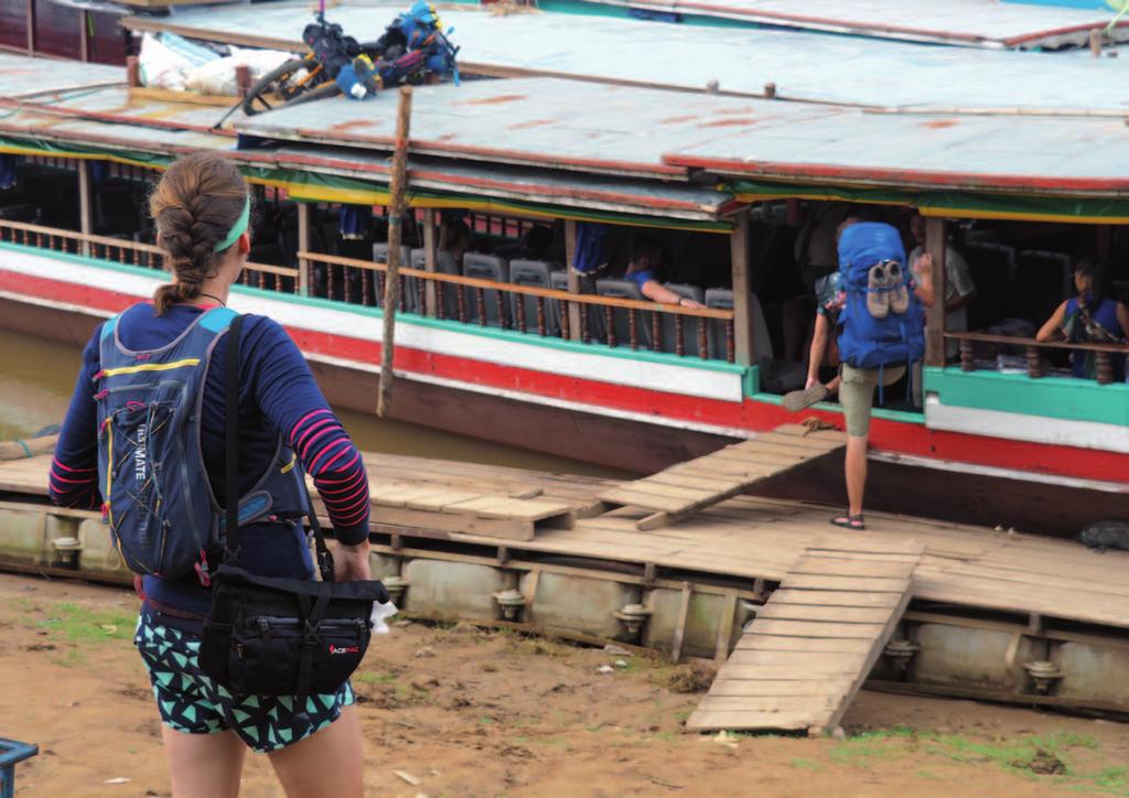 36 Příprava na dvoudenní plavbu do Luang Prabang. Kola na střechu a pasažéři do podpalubí.