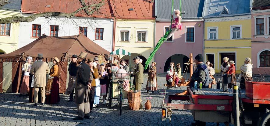 listopadu tu slovenský režisér Juraj Jakubisko natáčel pokračování úspěšné pohádky Perinbaba 2. Z náměstí pro tento den zmizely dopravní značky a vše, co připomínalo současnost.