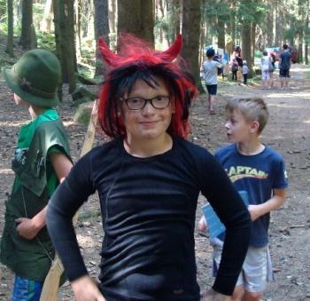 Během cesty Babiččiným údolím nás příjemně hřálo slunce, i proto jsme se někteří smočili u Viktorčina splavu. Zpáteční cesta byla pro žáky malým překvapením.