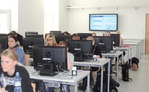 Kromě PC jsou učebny dále vybaveny také zobrazovací technikou, konkrétně velkorozměrovými monitory s úhlopříčkou 65 a 50, které slouží pro velkoformátové zobrazení výstupů z používaných aplikací pro