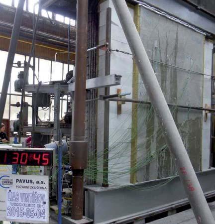 Od 6.min bylo pozorováno odprýskávání částí betonu, které probíhalo po celou dobu zkoušky. Ve 43.
