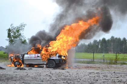 The combustion process is initiated from the outside. 1 liter of a fuel and oil mixture was poured onto the car roof. The fire grew slowly on the windshield seal, on the passenger side.