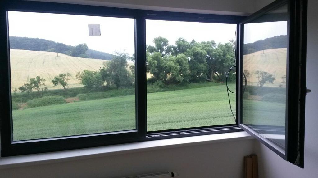 48 Jednokřídlé dřevohliníkové okno otvíravé, sklápěcí pravé (mikroventilace) levé fixní rozměr: 2464 x 970 mm