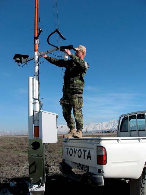 INFORMACE RECENZE VOJENŠTÍ METEOROLOGOVÉ V AFGHÁNISTÁNU Čeští vojenští meteorologové působí v Afghánistánu na mezinárodním letišti v Kábulu (Kabul International Airport) od dubna roku 2004 v