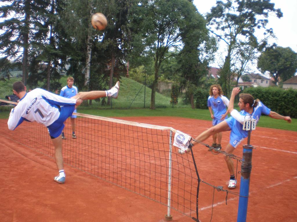 Momentka z utkání 13.kola Krajské soutěže Vrdy Vlašim/Votice 2:6. Vpravo smečuje domácí Jan Schreiber. Na bloku Radek Nápravník z družstva hostů.