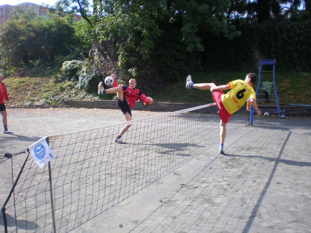 Momentka z utkání 18.kola OP: Čáslav Chabeřice A. Vlevo domácí Jan Hykel, blokuje Milan Závorka ml. 2. OKRESNÍ PŘEBOR VETERÁNŮ Veteránům kraloval Trutnov. Dne 12.