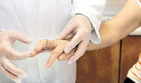PETRA KLIMKOVÁ ČR Moderní medicína umí zázraky. Přesvědčila se otom na vlastním těle čtyřiapadesátiletá vrchní sestra chirurgie Hana Koloušková zolomouce.