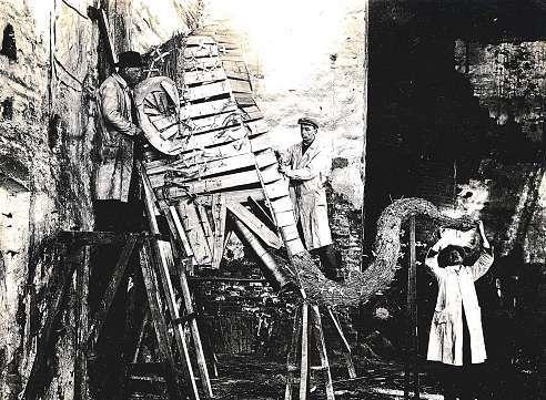 Model v životní velikosti nechal vyrobit boskovický rodák, speleolog a archeolog Karel Absolon, který byl autorem výstavy v pavilonu Člověk a jeho rod o světoznámých nálezech ze starší doby kamenné z