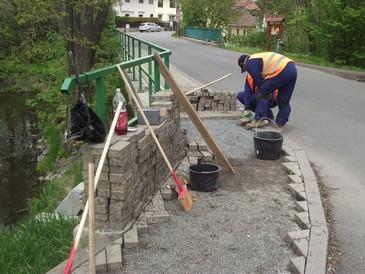 Časově nejnáročnější je hrabání listí z lip, na tuto činnost je stejně jako v případě hrabání listí ve městě využíváno posil ze společnosti Rubikon. Obr.