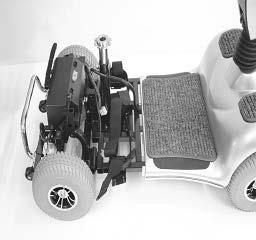 2. Přepínací páčku přepněte do polohy pro mechanický provoz (postrkování). Následně motor vpředu nadzvedněte z bočních držáků a posuňte zpátky (obr. 37).