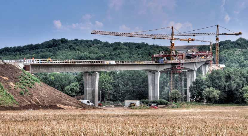 Výstavba obchvatu řeší dopravně a kapacitně zcela nevyhovující vedení této páteřní komunikace skrze obec společně s jejím současným problematickým výškovým a směrovým uspořádáním.