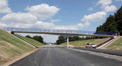 18 Prodloužená Rudná pedestrian bridge 224: a) calculation model, b) side view Stavba Prodloužená Rudná Na stavbě Prodloužená Rudná jsou jako integrované konstrukce navrženy nadjezdy SO 220, SO 224 a