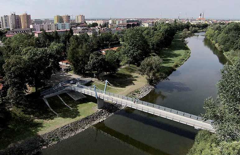 LÁVKA PŘES BEČVU V PŘEROVĚ FOOTBRIDGE OVER THE BEČVA RIVER IN PŘEROV 1 Jan Komanec, Milan Kalný, Erika Menšíková, Jiří Pokorný Nová lávka přes Bečvu v Přerově respektuje umís - tění původní lávky,