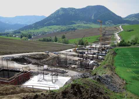 5 View of the fabrication plant during launching né uložit nosnou konstrukci pomocí lisů na definitivní ložiska.