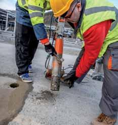 FIREMNÍ PREZENTACE COMMERCIAL PRESENTATION Válcovaný beton (Roller Compacted Concrete RCC) je ekonomicky výhodná technologie pro výstavbu vozovek, která kombinuje dlouhodobou životnost a pevnost