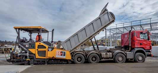 Válcovaný beton má podobné pevnostní charakteristiky a obsahuje stejné základní složky jako běžný beton kamenivo, cement a vodu, ale má odlišné složení směsi.