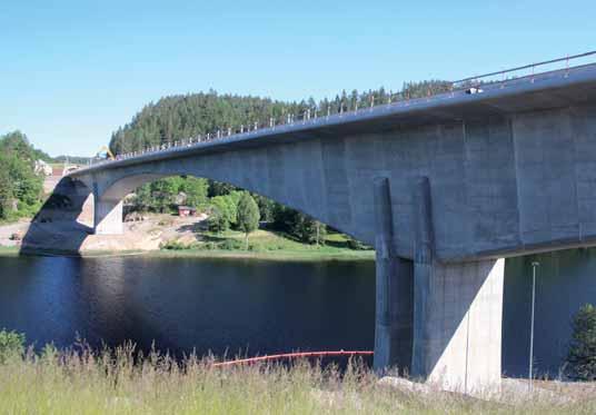 a zhotoven speciální přípravek z osmi silnostěnných trubek a soustavy hydraulických lisů (každý o nosnosti 250 t), který byl směrově i výškově zafixován v koncových lamelách středního pole (obr. 8).