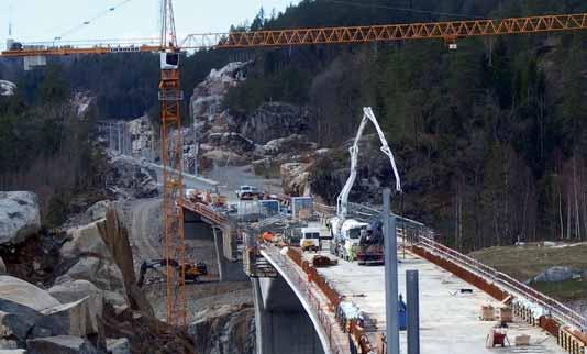 Jako poslední krok byl odstraněn přípravek pro rozepření a došlo k couvání betonážního vozíku zpět k pilíři, kde proběhlo jeho spuštění a demontáž.