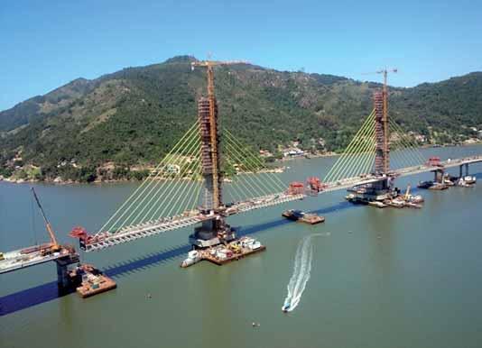 12 Souběžná stavba zavěšeného mostu a viaduktů Fig. 12 Simultaneous construction of the cable stayed bridge and the viaducts Obr. 13 Montáž segmentu Fig. 13 Segment erection Obr.