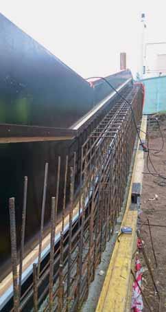 5 Detail of the face of the wall after removing the formwork insufficient concreting at the joint with a triangular bar Obr. 6 Utěsnění bednění na nerovném podkladu Fig.