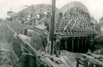 6a,b View of the deck of the bridge in Chotyně and the northern arch 6a 6b Je zachována stejná šířka 7 m mezi oblouky a jen nepatrně se liší šířky chodníků a vozovky.
