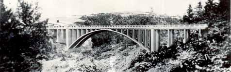The article describes history of a reinforced concrete arch bridge over the Šmejkalka creek valley near the city of Senohraby, constructed between 1939 1949, total length of almost 250 m and span of