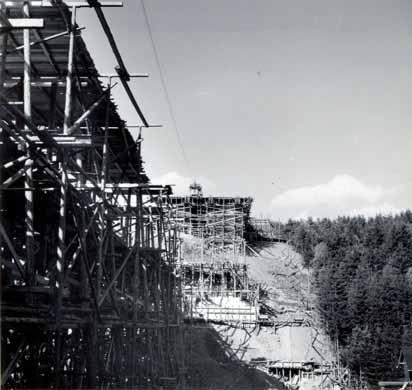 HISTORIE HISTORY 3a 3b Obr. 1 Letecký pohled na dálniční most přes údolí potoka Šmejkalky u Senohrab v 1. polovině 70. let minulého století Fig.