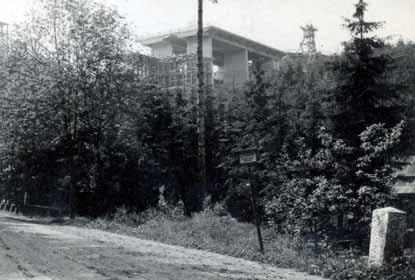 V roce 1942 stavba mostu u Senohrab pokračuje. Postupně je demontována skruž pod již vybetonovaným obloukem a z výše uvedených důvodů se musí pro druhý jízdní směr postavit skruž nová.