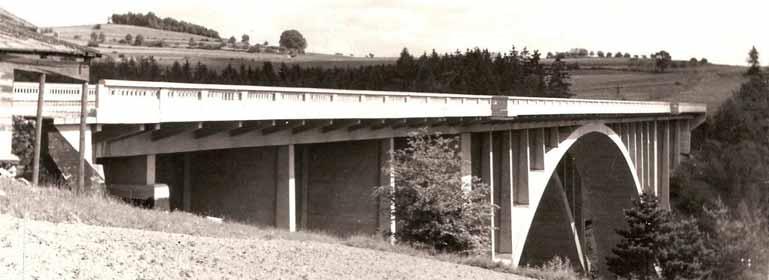 6 Kresba stavby mostu v roce 1942, autorem kresby je Ing. arch. Artur Ambler Fig. 6 Drawing of the bridge in 1942, author Ing. arch. Artur Ambler Obr. 7 Opuštěné staveniště mostu v roce 1943 Fig.