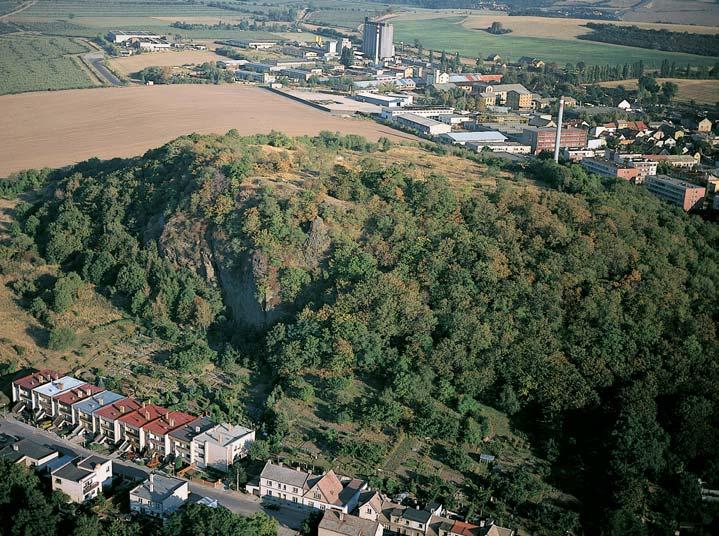 Stfiední âechy GEOLOGIE Území pfiedstavuje jeden z nejjiïnûj ích v bûïkû sopeãné ãinnosti âeského stfiedohofií s charakteristickou sloupcovitou odluãností a puklinov mi jeskynûmi.