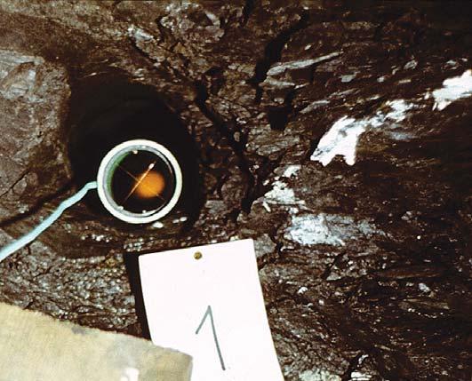 Hudek, J., 1973 Obr. 2 Instalace optické měřicí aparatury do vrtu č. 1 na konci elektrické osvětlení nitkových křížů Fig. 2 Installation of the optical measurement apparatus into borehole No.