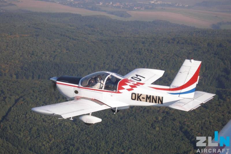 Zlin Z242L Guru (akrobatická verze) Obr. 9 Zlin Z242 Guru [18] Zlin Z242L Guru je dvoumístné letadlo české výroby a využívá se jak pro akrobatický výcvik, tak pro akrobatické lety.