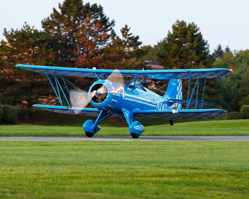 Waco YMF-5D Obr. 26 Waco YMF-5D [12] Waco YMF-5D je dvouplošník, který je zkonstruován pro 2 cestující a pilota. Cestující sedí na lavici vedle sebe a vůči nim je pozice pilota v tandemu.