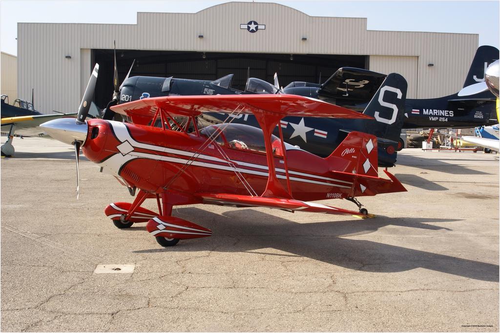 BAKALÁŘSKÁ PRÁCE Aviat Pitts S-2C Obr. 28 Aviat Pitts S-2C [30] Aviat Pitts S-2C je americký dvoumístný dvouplošník, který má sedadla umístěná do tandemu.