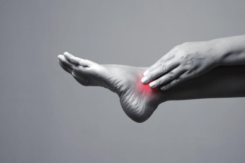 kloubů (například hallux valgus, hallux varus, hallux rigidus): pokud nejsou korigovány správně uzpůsobenou obuví, aby se snížila potenciální místa otlaků, mají tendenci se zhoršovat.