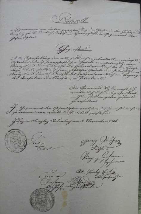 1835: na cestě od Petrovic stál Dřevěný kříž