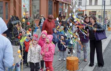 Následně jsme se obrátili prostřednictvím odboru školství a kultury na základní a mateřské školy ve městě, zda se do této činnosti zapojí. Myšlenka se zalíbila a stromečky se ozdobily.